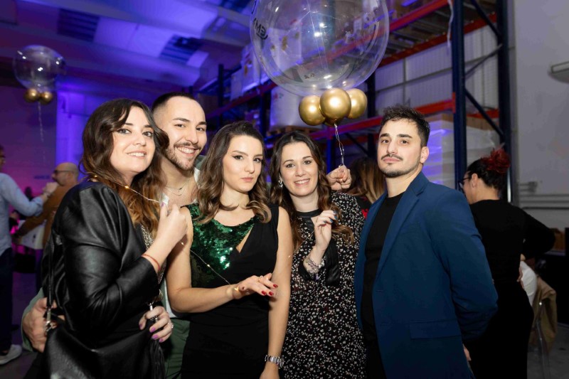 Nel cuore di questa stagione natalizia, desideriamo esprimere i nostri più calorosi auguri di Buon Natale e Felice Anno Nuovo al