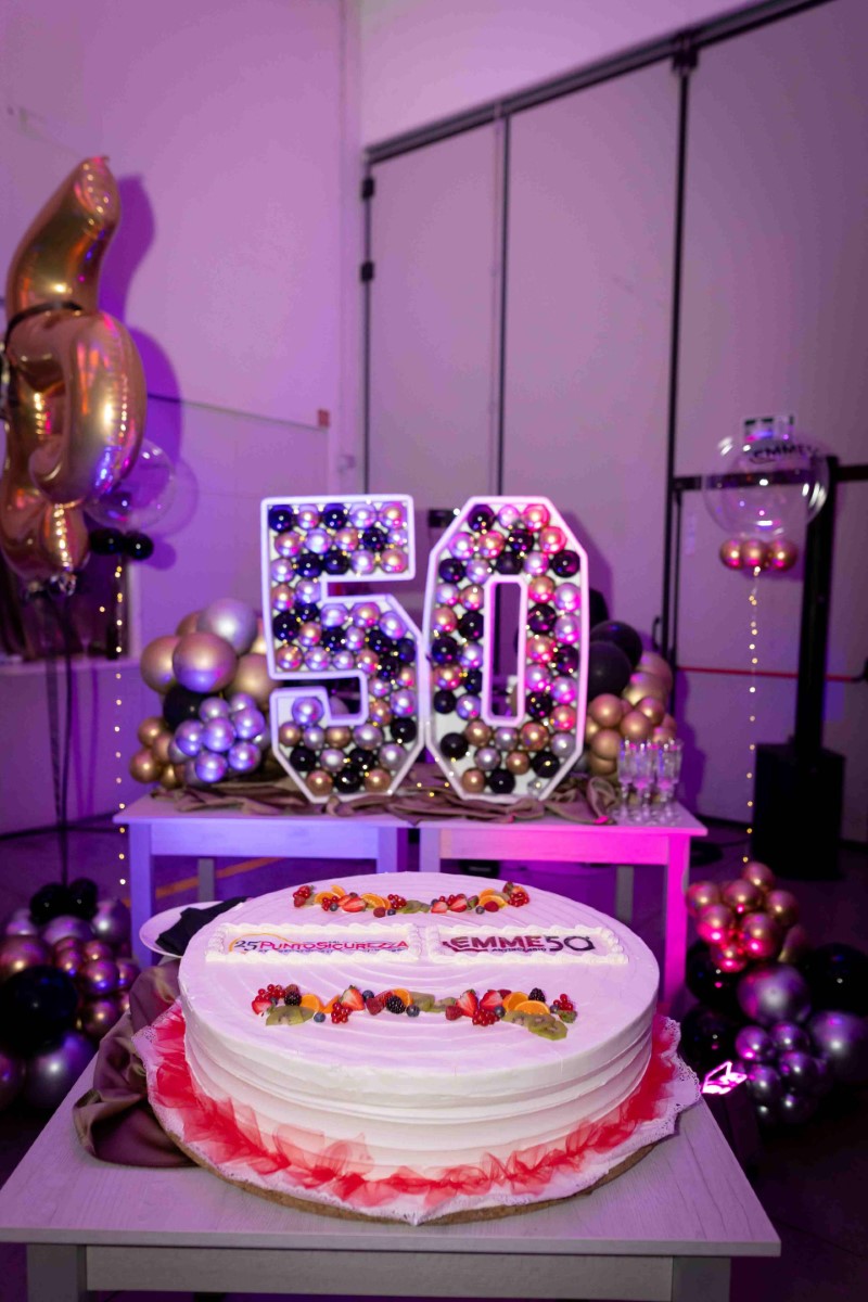 Nel cuore di questa stagione natalizia, desideriamo esprimere i nostri più calorosi auguri di Buon Natale e Felice Anno Nuovo al