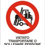 CARTELLO IN ALLUMINIO FORMATO MM 330X350 VIETATO TRASP O SOLLEVARE PERSONE (585B)