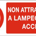 CARTELLO IN ALLUMINIO FORMATO MM 330X500 NON ATTRAVERS A LAMPEGG ACCESO (707B)