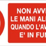 NON AVVICINARE LE MANI ALLE BOBINE QUANDO L' AVVOLGITORE E' IN FUNZIONE RETTANGOLARE (770)