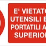 E' VIETATO USARE UTENSILI ELETTRICI PORTATILI A TENSIONE SUPERIORE A 50V RETTANGOLARE (795)