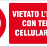 VIETATO L' INGRESSO CON TELEFONI CELLULARI ACCESI RETTANGOLARE (838)