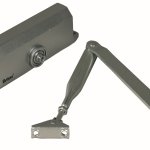 Chiudiporta aereo colore argento con piastra di montaggio braccio a compasso e viti di fissaggio (consigliato per porte tagliafuoco da 40 a 100 kg) versione con colpo finale idraulico regolabile frontalmente e resistenza in apertura fissa