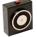 Elettromagnete di trattenuta a parete scatola in acciaio verniciato nero forza di trazione >140 kg con pulsante di sblocco per porte tagliafuoco fornito senza contropiastra